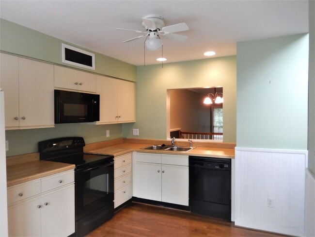 Building Photo - Large 2 Bedroom, 2.5 Bath Townhouse - Autu...