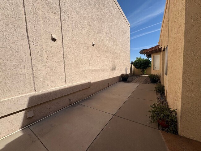 Building Photo - 2Bed/2Bath Townhouse in North Scottsdale! Ready for Immediate Move-In! -- 2 CAR GARAGE!