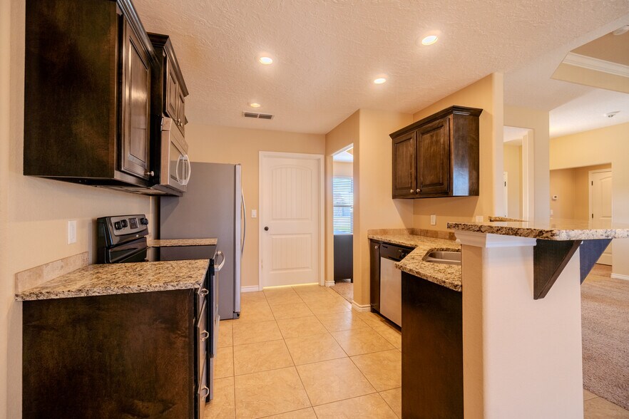 Building Photo - 2412 Cobblestone Cir