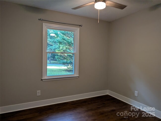 Building Photo - 1301 Sharon Dr