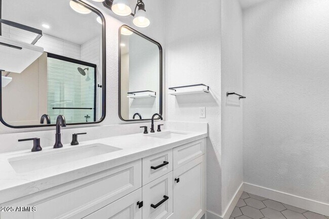 Building Photo - 5715 E Campo Bello Dr