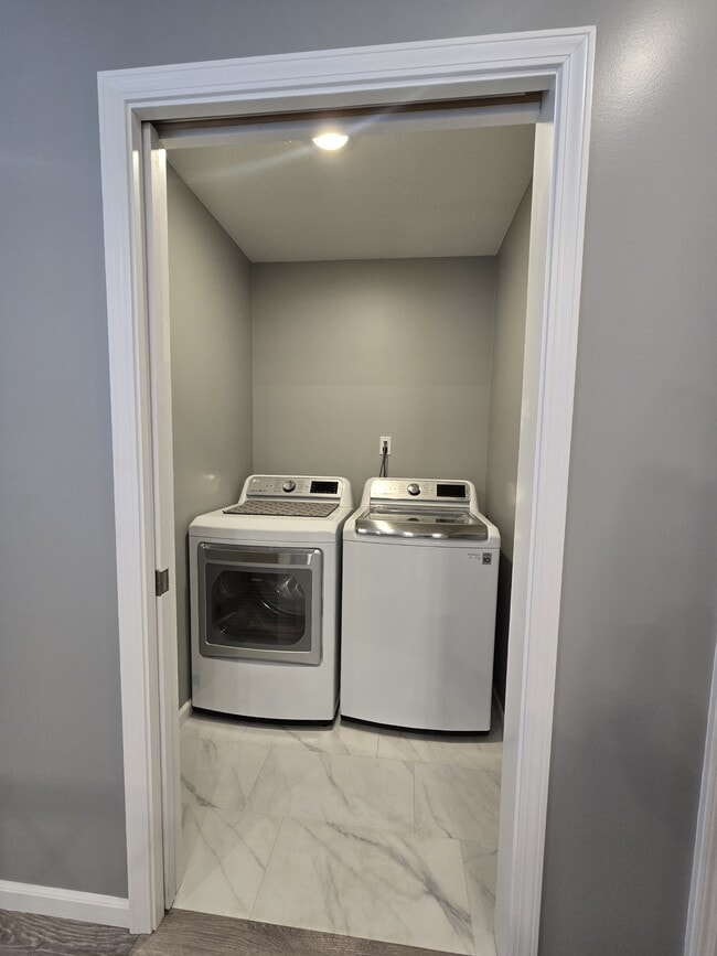 Building Photo - 1796 E Lake Mitchell Dr