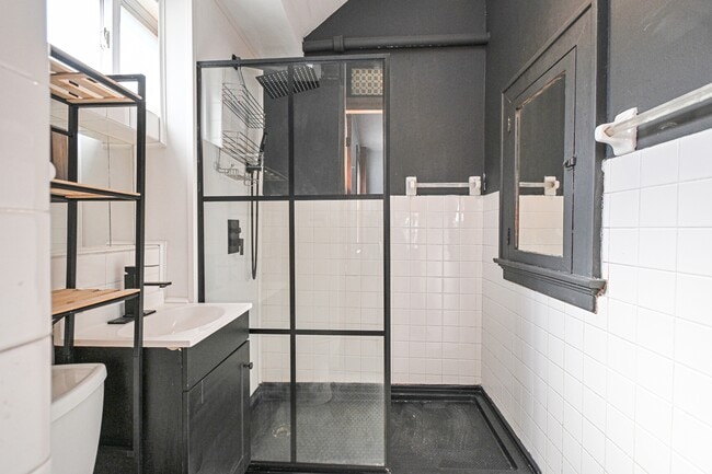 Building Photo - 735 Considine Ave