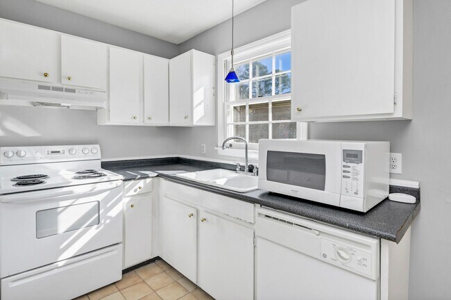 Building Photo - Beautifully Renovated 2BR/2BA with Community Pool!