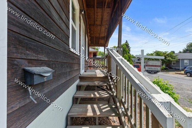 Building Photo - Pet FRIENDLY 4 bedroom 2 bathroom home loc...