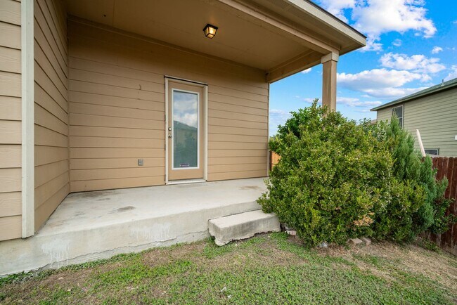 Building Photo - 4 Bedroom/2.5 Bath Mustang Valley Subdivision