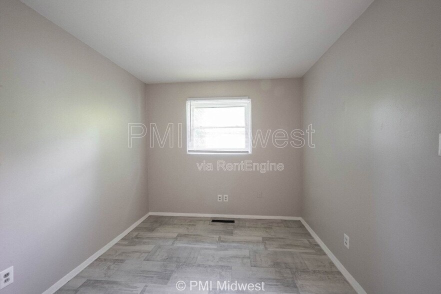 Building Photo - 5820 Grandview Dr