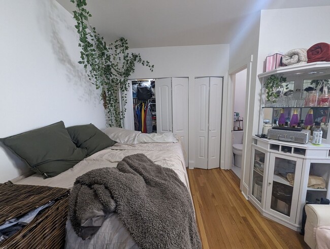 Building Photo - Fully Renovated Studio in Albany Park! Gre...