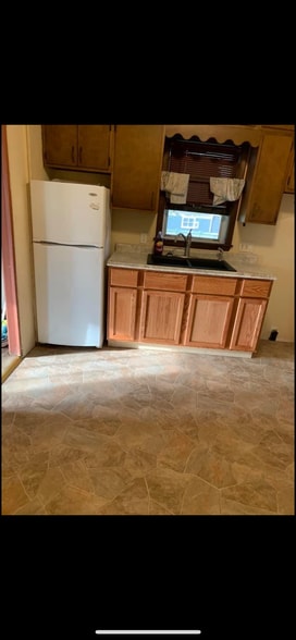 Building Photo - 208 Maple St