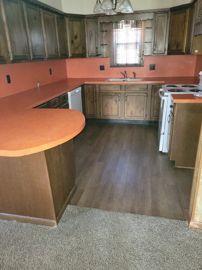 Building Photo - 819 W Broadway Ave