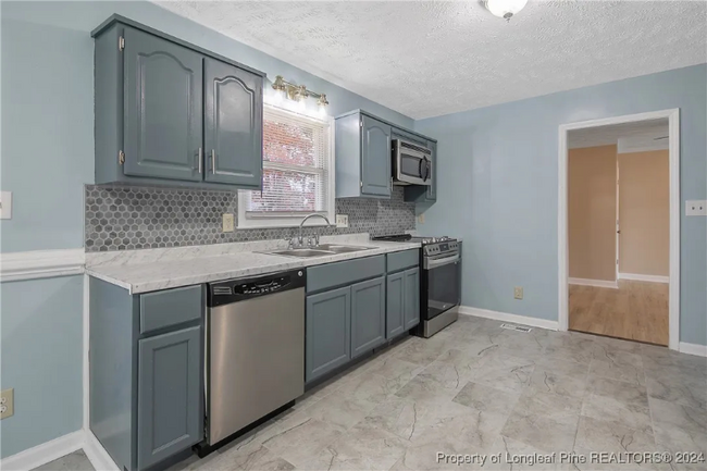 Building Photo - 929 Hollydale Ln