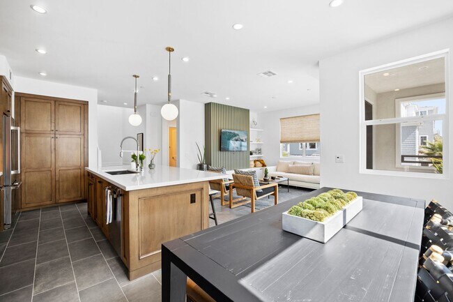 Building Photo - Stylish Tri-Level Townhome in Prime Newpor...
