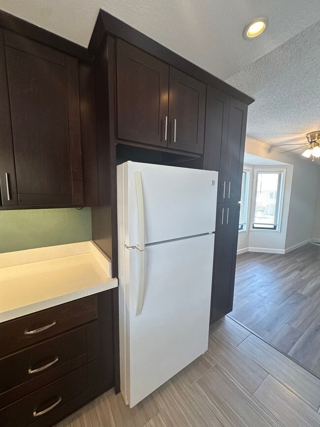 Building Photo - Condo, ready for move-in!