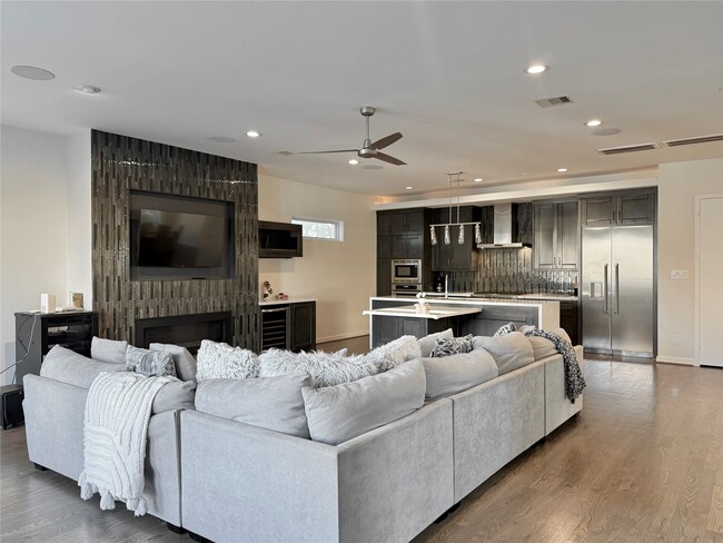 Building Photo - 707 W Clay St