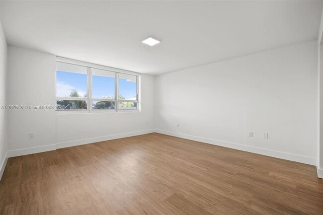 Building Photo - 1500 Bay Rd