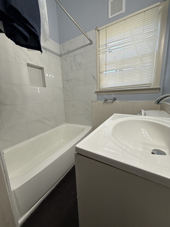 Building Photo - 1009 Hampton St NW