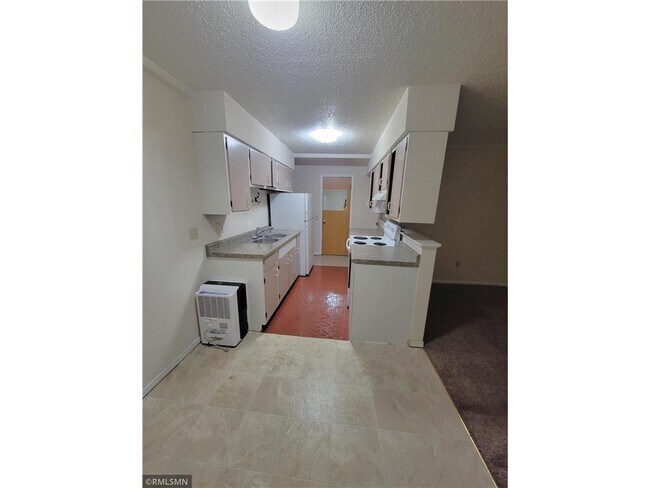 Building Photo - 545 Birchcrest Dr