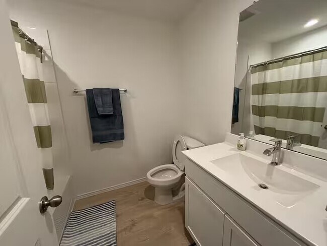 Building Photo - 4915 Oakwood Dr