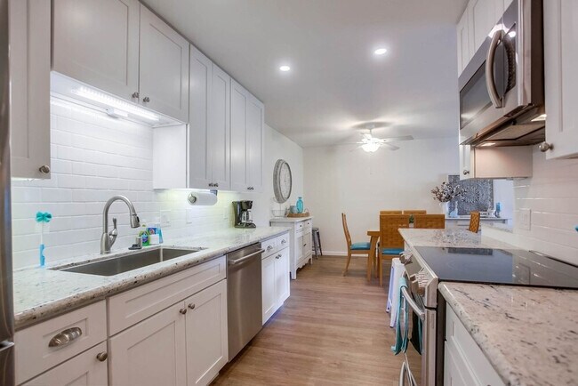 Building Photo - 453 S Sierra Ave