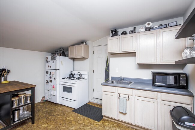 Building Photo - RARE studio in Bucktown that always rents quickly! Free Laundry! Included Internet!