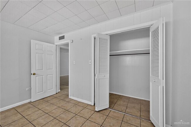 Building Photo - 14 Valley View Dr