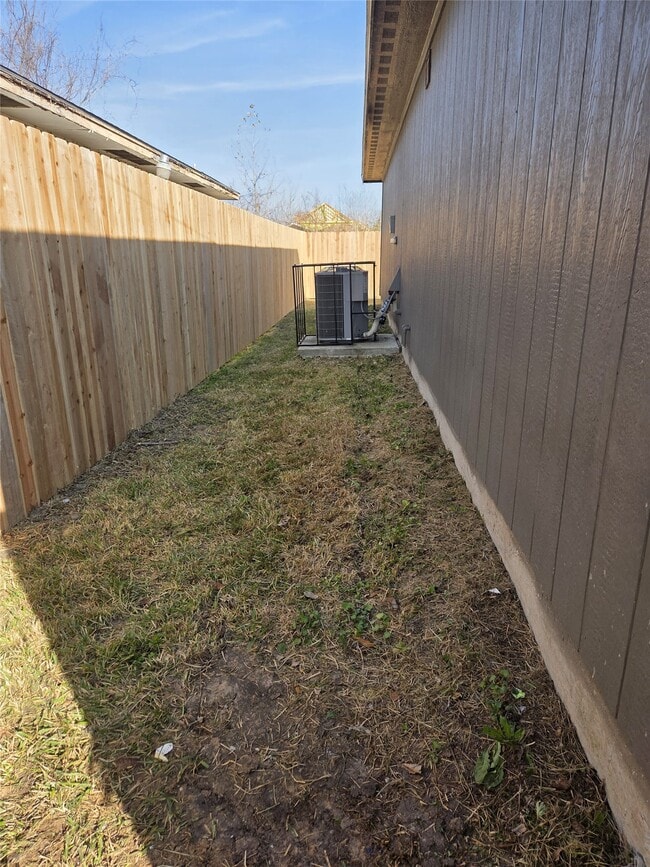 Building Photo - 6202 N Wayside Dr