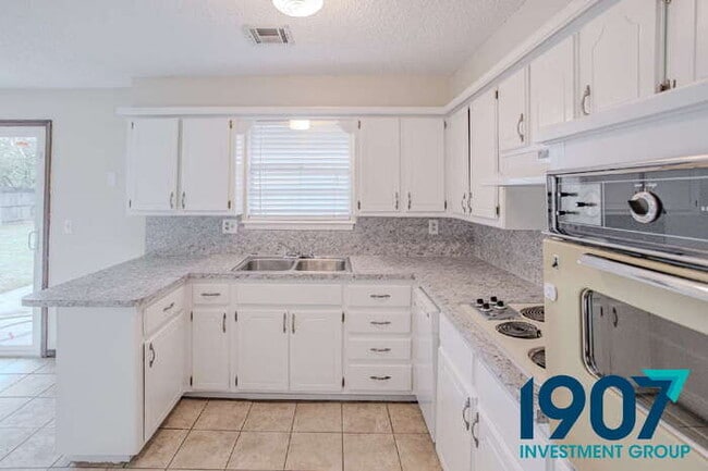 Building Photo - Charming 3-Bedroom Home in Moore with Spac...