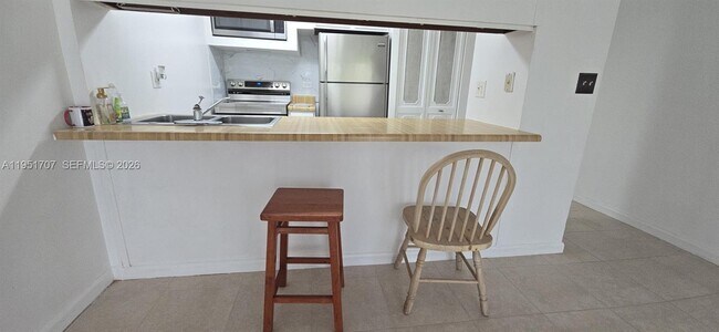 Building Photo - 3680 Inverrary Dr