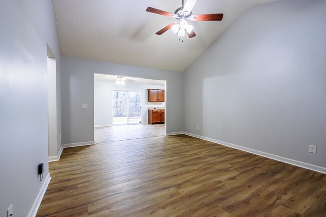 Building Photo - NOW AVAILABLE!!  Quaint 3 Bed, 2 Bath Home...