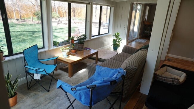 Building Photo - Charming 4 Bed, 2.5 Bath House Half Block ...