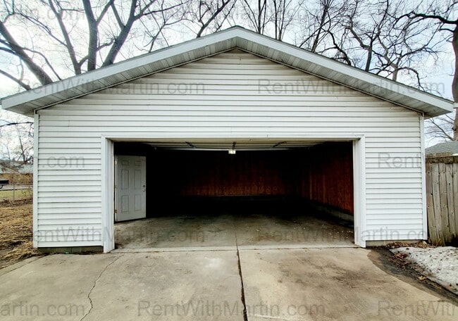 Building Photo - 229 Linden Ave