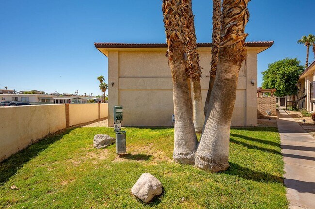 Building Photo - 2BB 2BA Condominium, Utilities Included