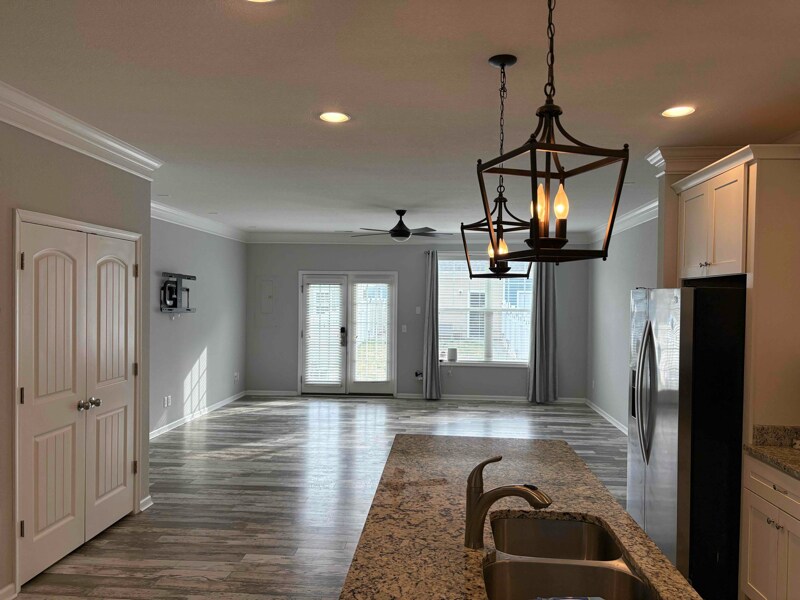 Building Photo - 923 E Ocean View Ave