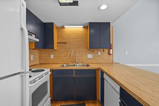 Building Photo - Now Allowing 1 small dog under 30Lbs - Spacious 2 bed/2 bath Deer Creek Villas-Surfside