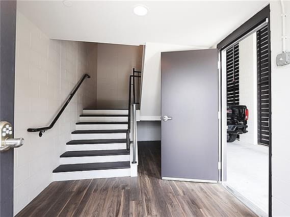 Building Photo - 2-Bed, 3-Bath on Pontchartrain Blvd – Your New Orleans Oasis Awaits!"