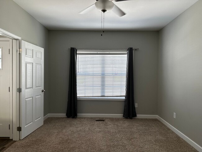 Building Photo - Spacious 3 Bedroom, 3.5bath in central Joh...