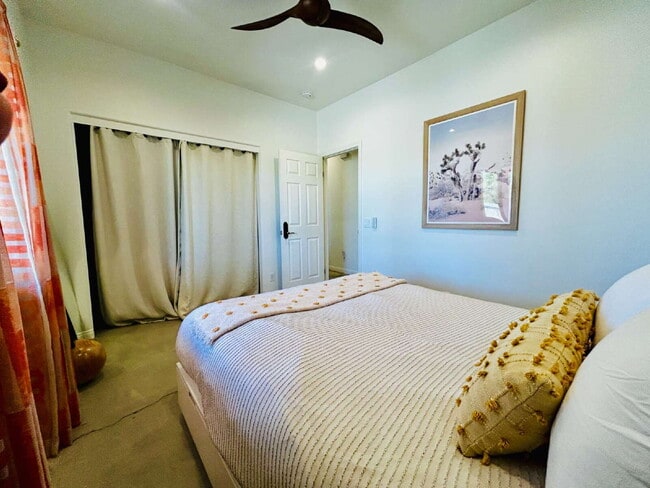 Building Photo - Gorgeous, renovated home on 2 acres in quiet neighborhood.