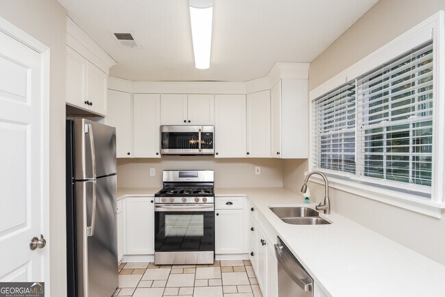 Building Photo - 2528 Country Lake Cir