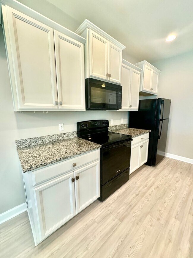 Building Photo - 3 Bed 2 Bath Townhome Located in Cokers Commons in Goose Creek!