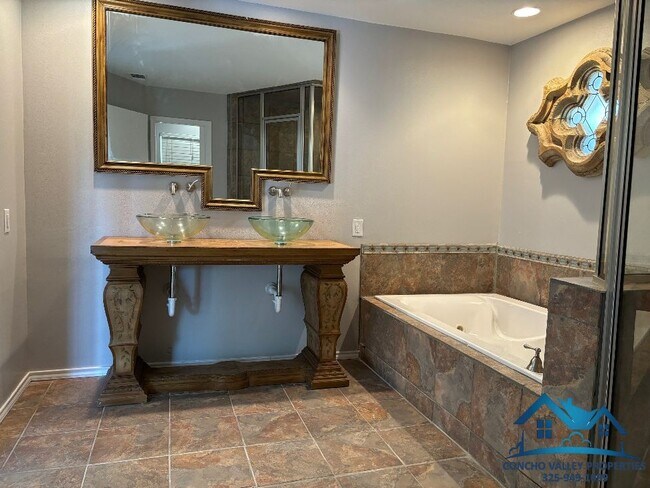 Building Photo - 2661 Oxford Ave