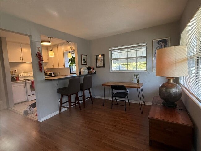 Building Photo - 833 12th Ave N