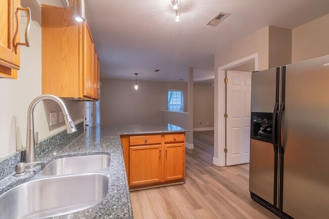 Building Photo - Cozy newly renovated 4 bedroom home on Hic...