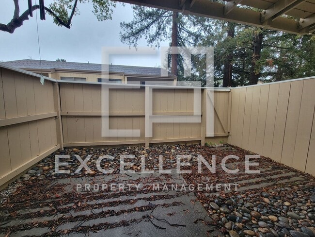 Building Photo - 2/1 With Private Patio, AC, Updated Kitche...