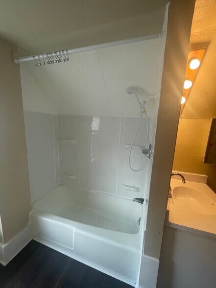 Tub/Shower Combo - 196 E 9th St