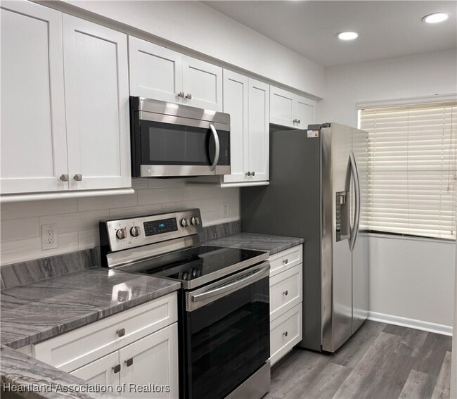 Building Photo - 3915 Edgewater Dr