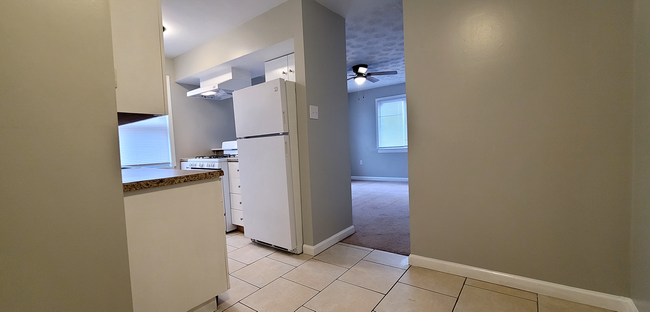 Building Photo - Beautiful studio Apartment Close to Wright...