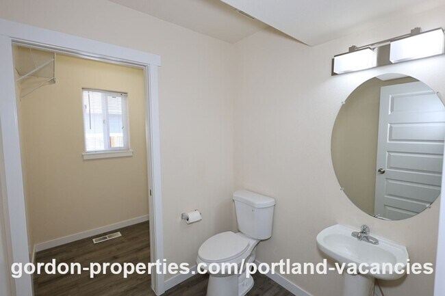 Building Photo - 5407 SE 121st Ave