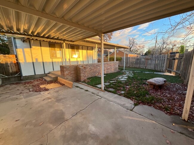 Building Photo - 2135