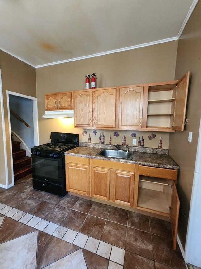 Building Photo - 5 Bedroom home available now!