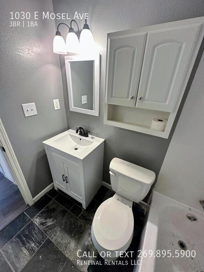 Building Photo - 1030 E Mosel Ave